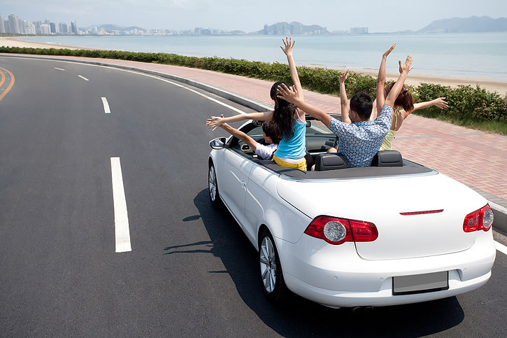 青年驾敞篷车出游