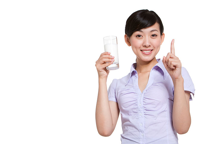 商务女士手拿牛奶盒