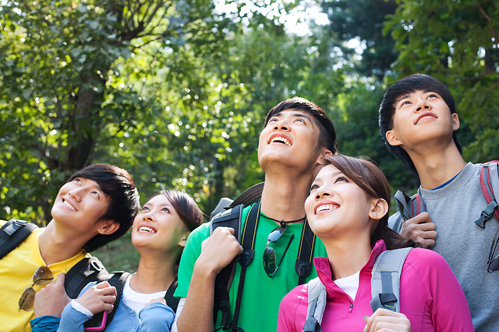 青年人户外郊游