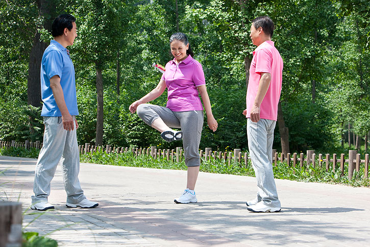 老年人公园内踢毽子