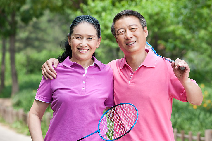 老人公园中打网球