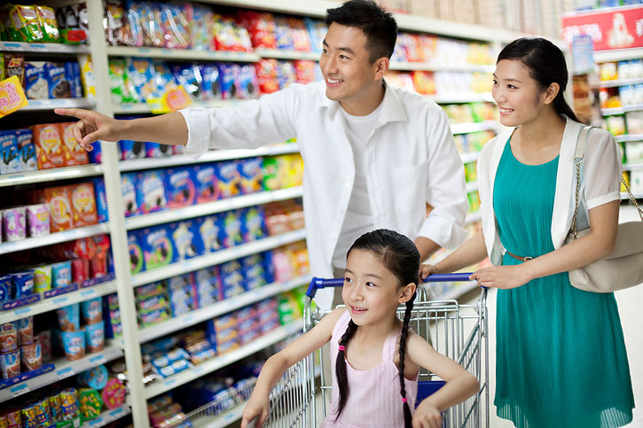 母女在超市购物