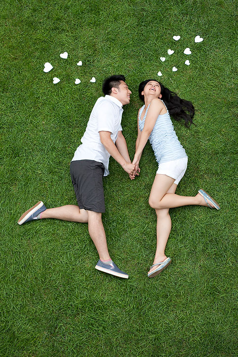 年青男子在草地上向女友求爱