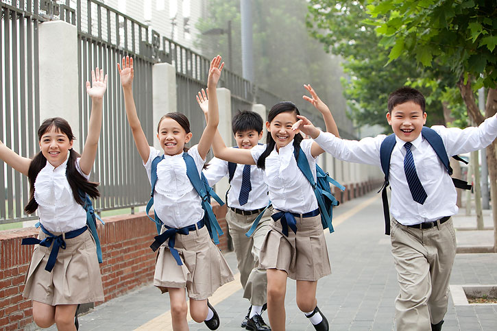 小学生上学路上照片图片