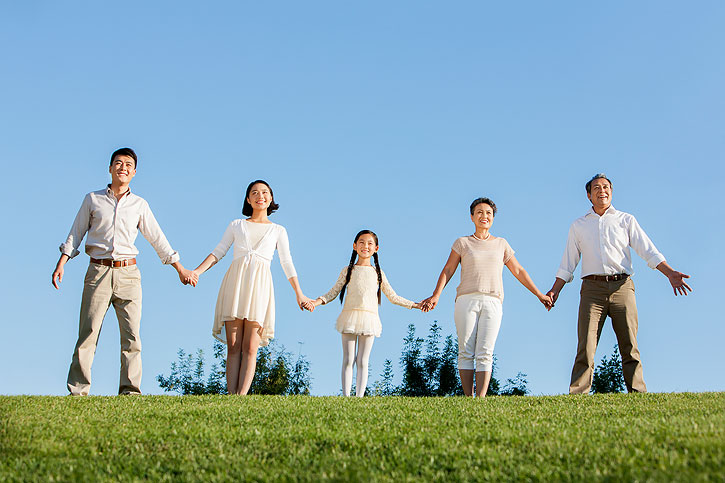 快乐一家人在公园里