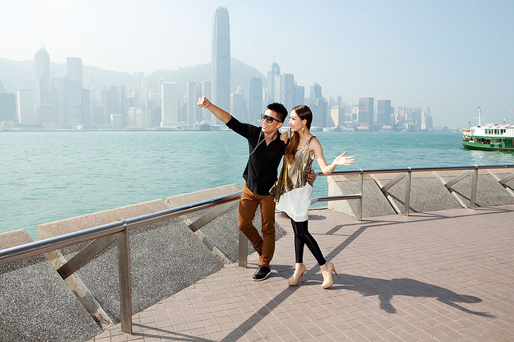 年轻情侣在香港拍照