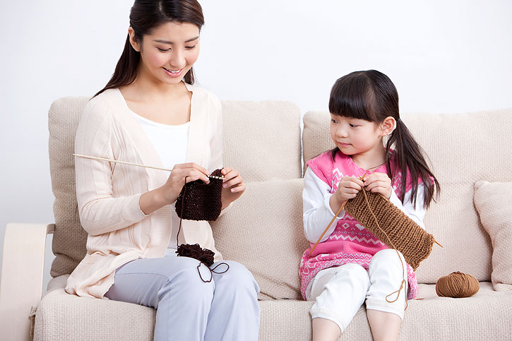 奶奶和孙女织毛衣-原创广告素材图片-蓝牛仔