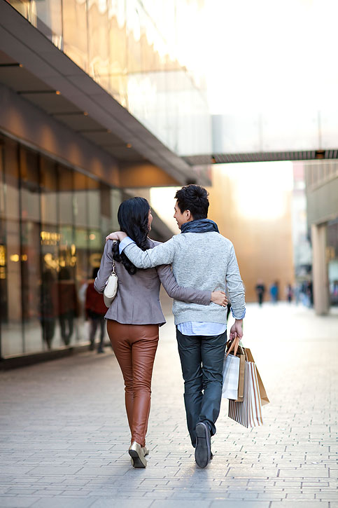 年轻情侣逛街购物