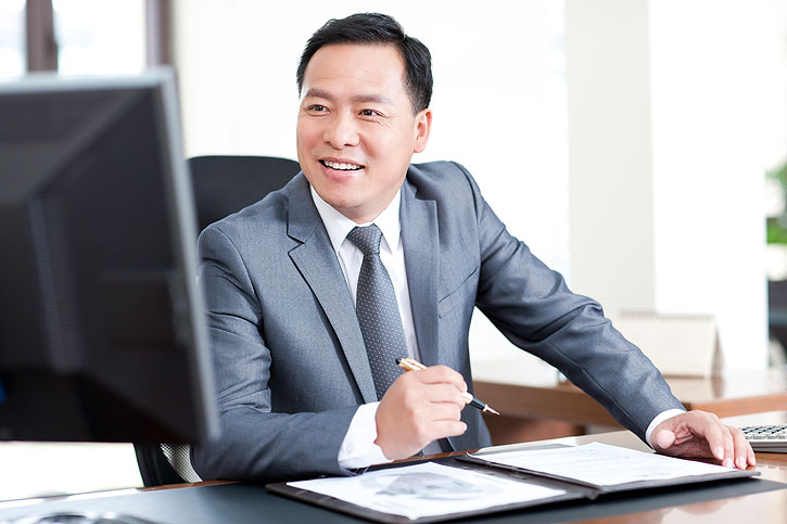 中年商务男士在办公