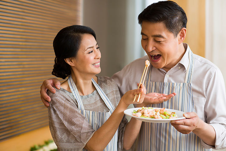 中年夫妇享受晚餐