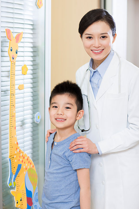 儿科医生与小男孩