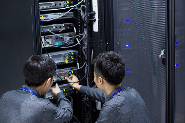 技术员在机房检查维修