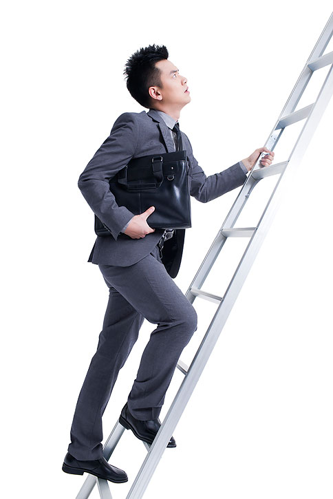 商务男士爬梯子