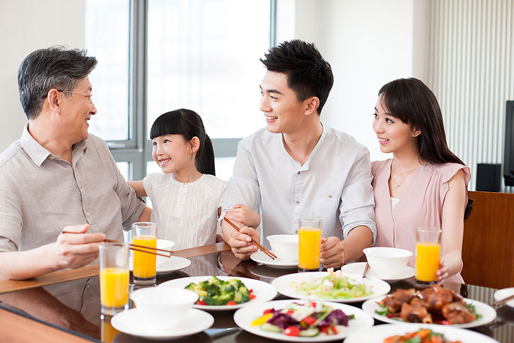 一家人用餐