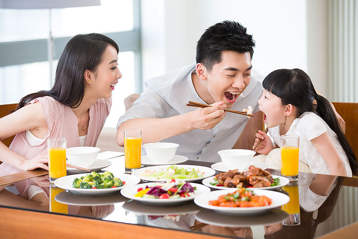 一家人用餐