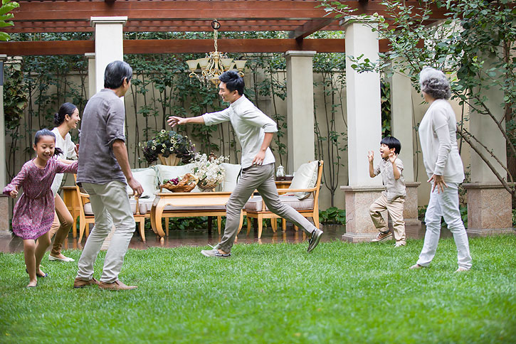 一家人玩海滩球