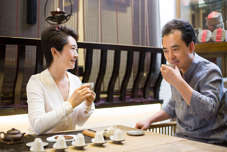 两位朋友在茶馆喝茶聊天