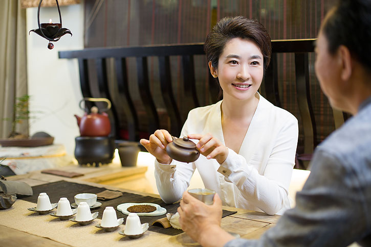两位朋友在茶馆喝茶聊天