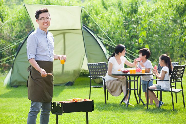 年轻家庭野外烧烤