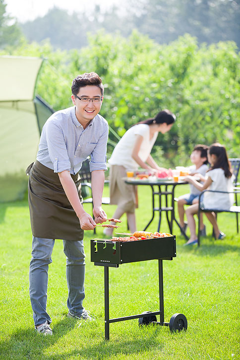 年轻家庭野外烧烤