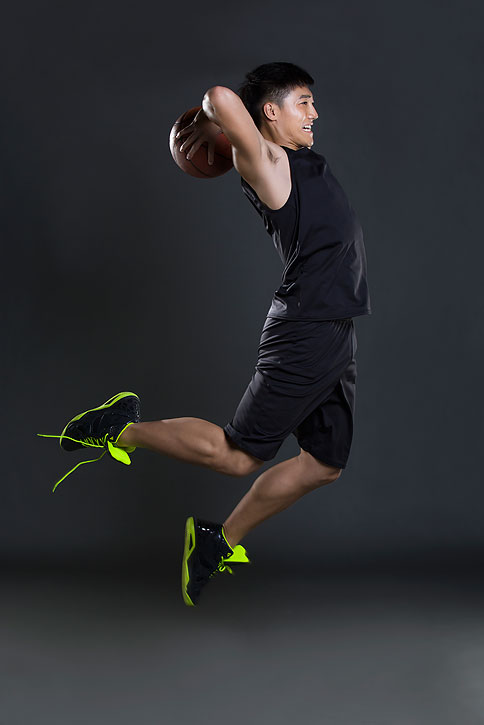 年轻男子打篮球-原创广告素材图片-蓝牛仔