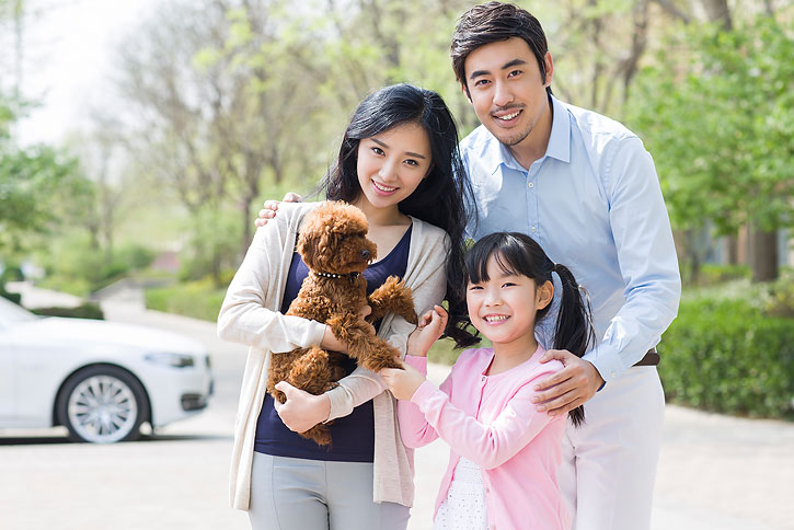 快乐的年轻家庭和宠物狗