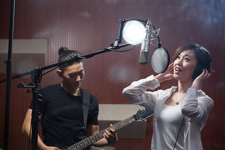 年轻乐队在录音棚录歌