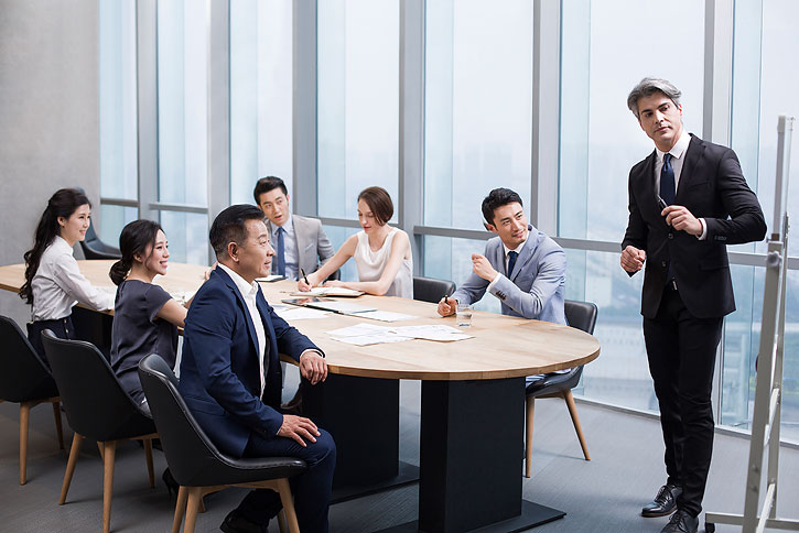 商务人士在会议室开会-原创广告素材图片-蓝牛仔