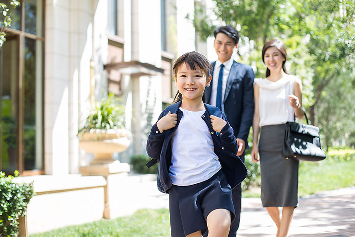 年轻父母送孩子去上学