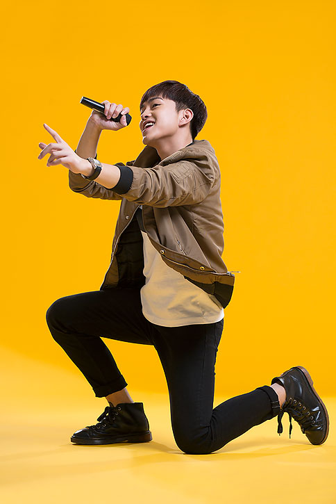 快乐男生拿着麦克风唱歌