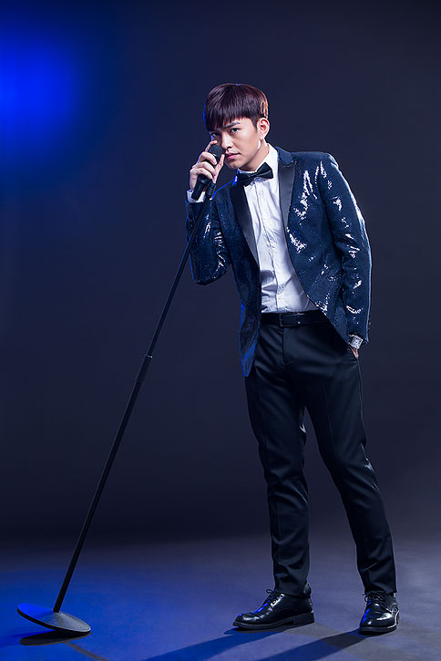 年轻男子拿着麦克风唱歌