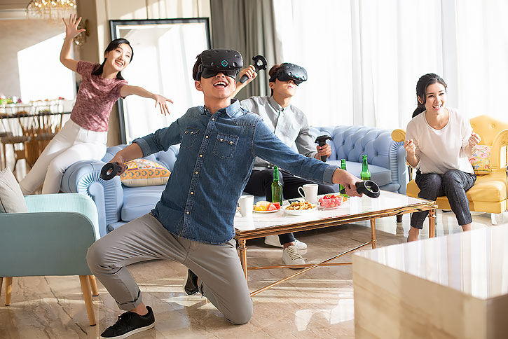年轻人在家玩vr游戏