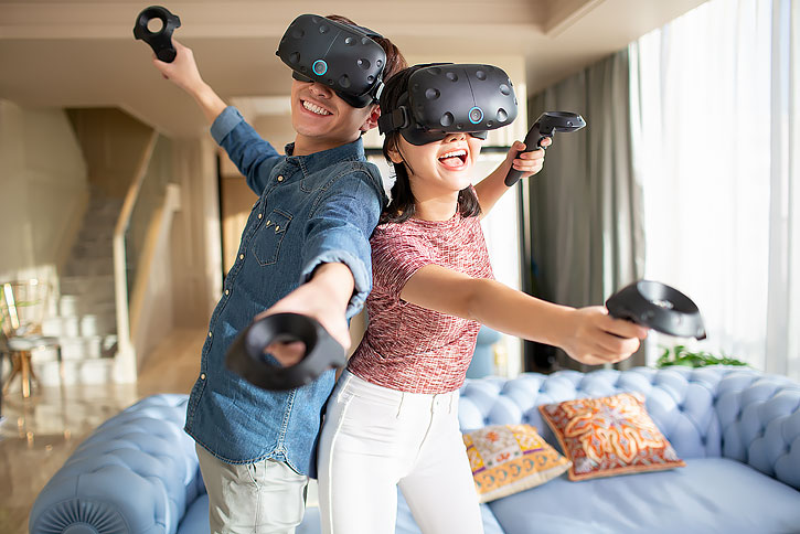 年轻情侣在家玩vr游戏-原创广告素材图片-蓝牛仔