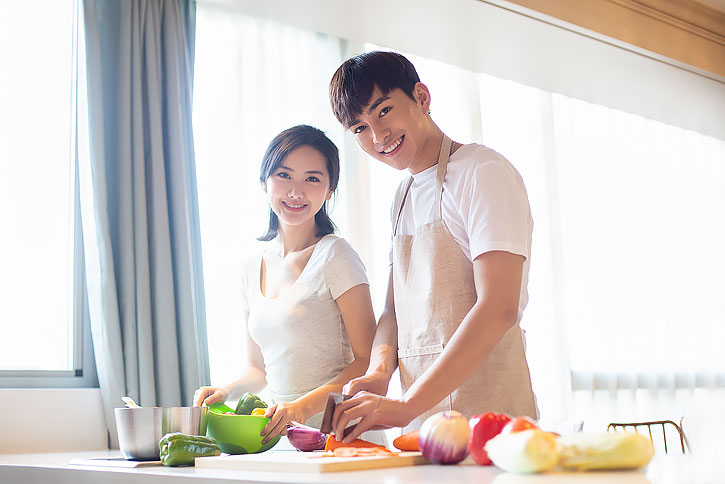 年轻情侣在厨房