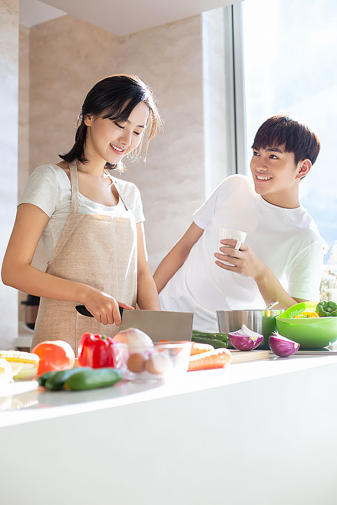 年轻情侣在厨房