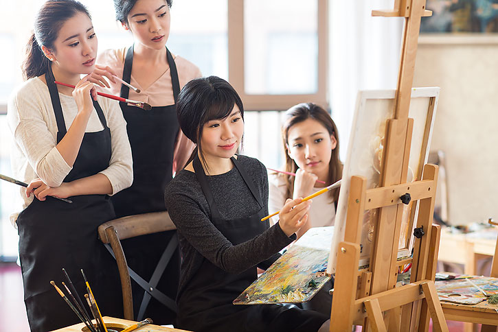 年轻女子在画室学画画