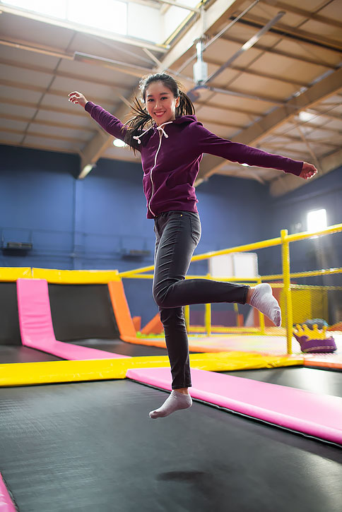 快乐的年轻情侣玩蹦蹦床