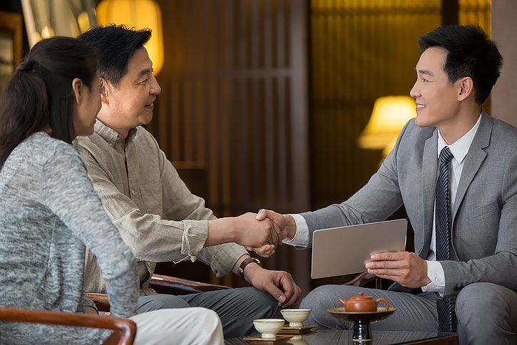 商务人士在咖啡厅谈话-原创广告素材图片-蓝牛仔