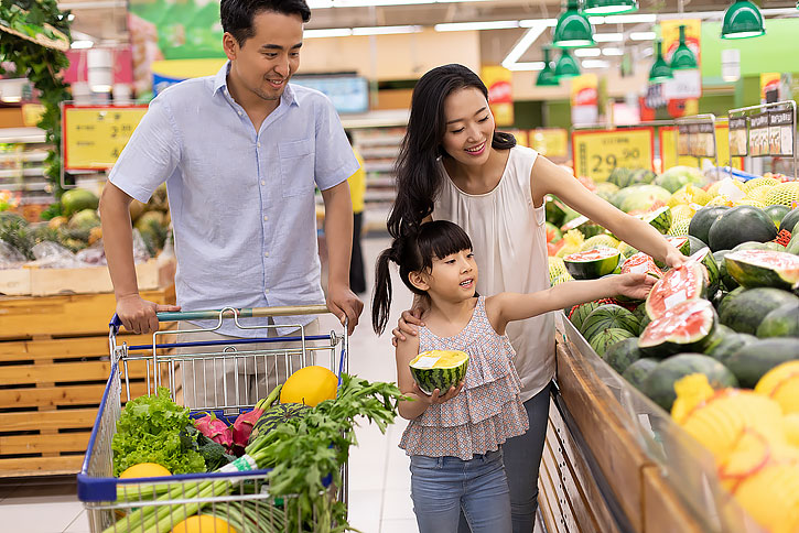 一家人在超市购物