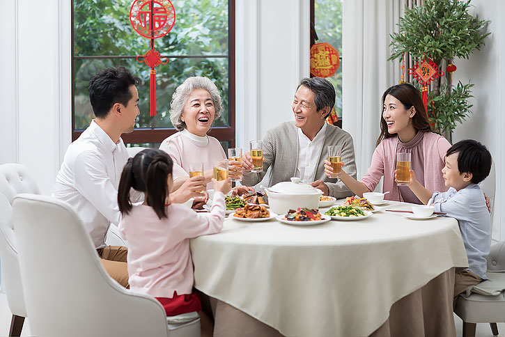 幸福家庭吃新年团圆饭