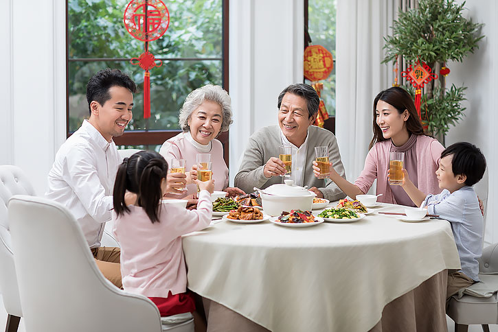 幸福家庭吃新年团圆饭