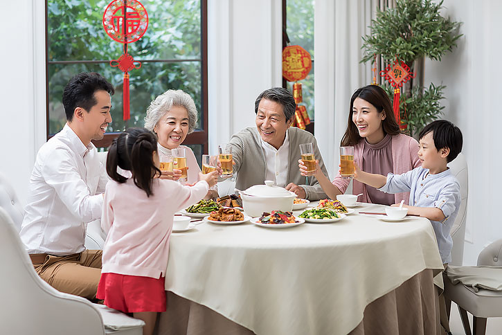 幸福家庭吃新年团圆饭