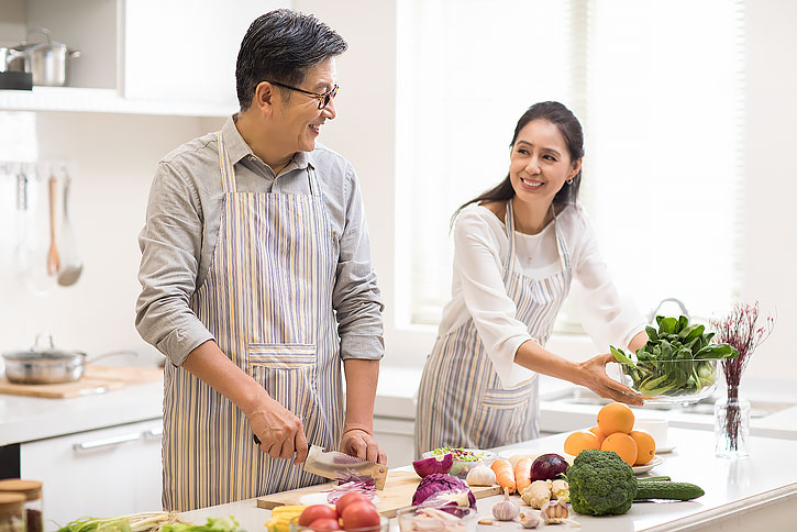 快乐中年夫妇在厨房做饭