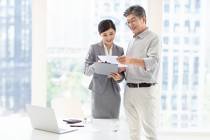 中老年夫妇与理财顾问在办公室谈话
