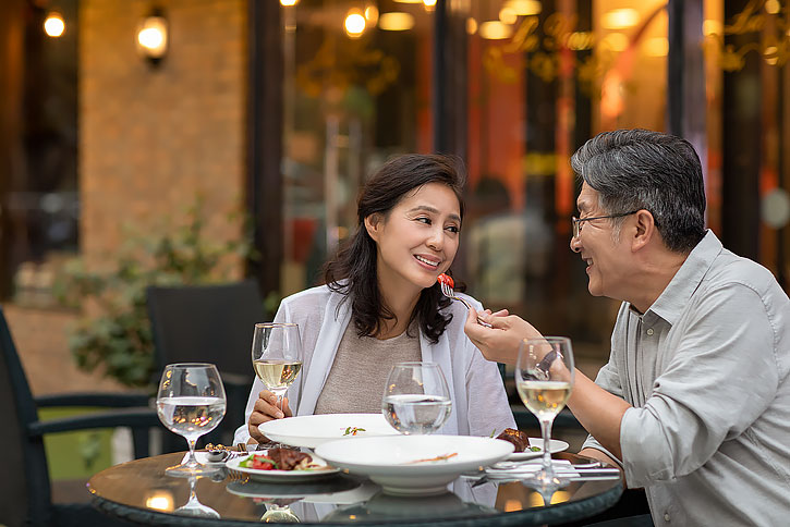 中老年夫妇在餐馆用餐