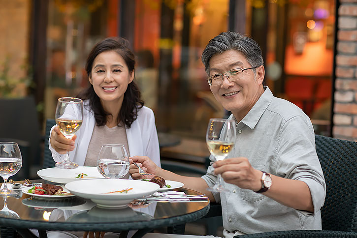 中老年夫妇在餐馆用餐