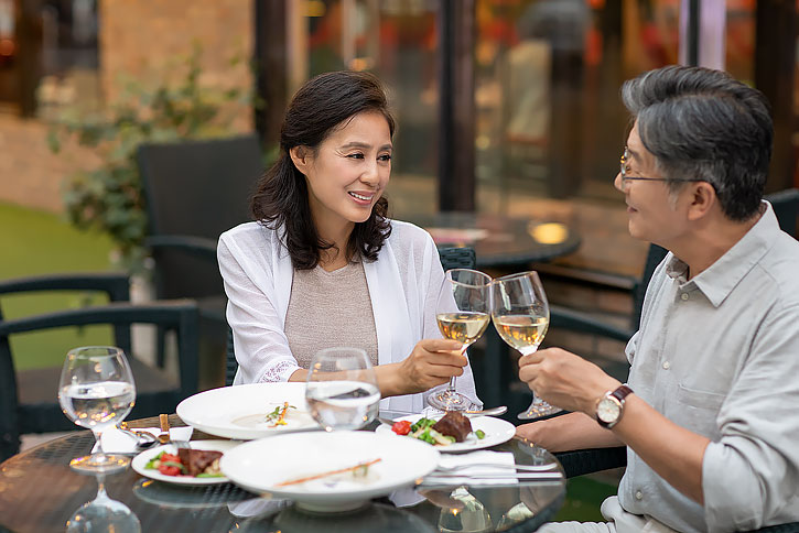 中老年夫妇在餐馆用餐