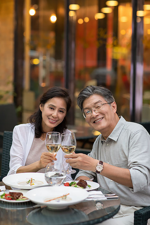 中老年夫妇在餐馆用餐