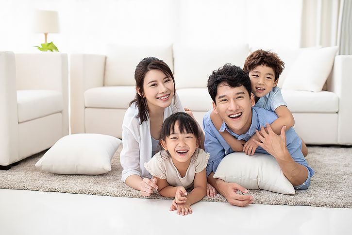 开心的一家人在家看电视