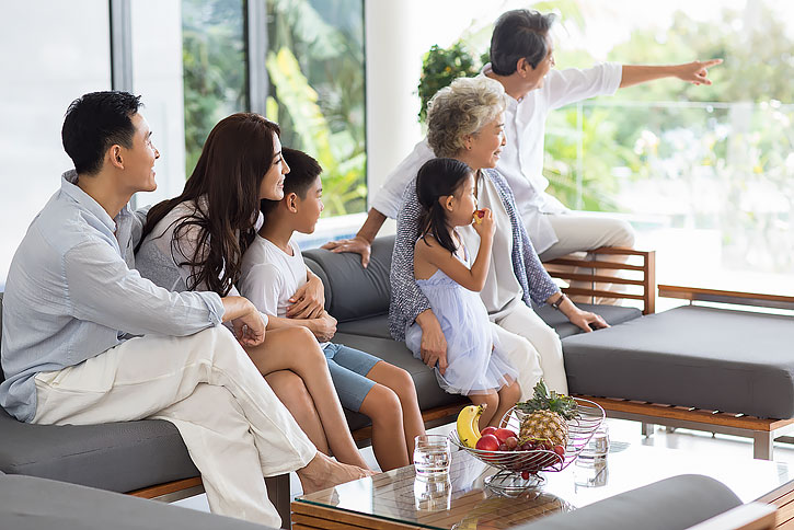 快乐的年轻家庭旅游度假